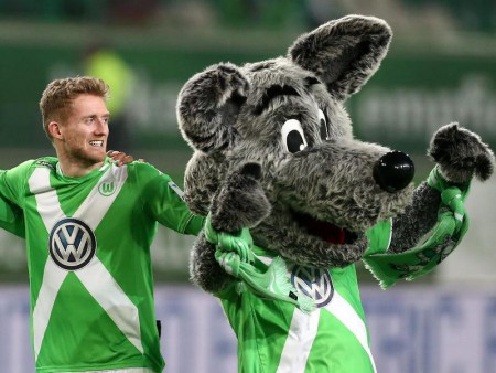 Schürrle com a mascote do Wolfsburg  https://www.focus.de/sport/fussball/bundesliga1/bundesliga-debuet-des-tages-andre-schuerrle-vfl-wolfsburg_id_4461234.html
